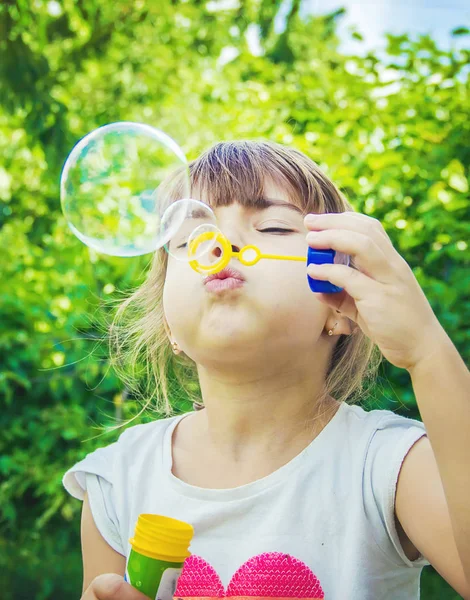 Los niños están haciendo burbujas. Enfoque selectivo . — Foto de Stock