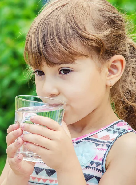 Παιδί ποτήρι νερό. επιλεκτική εστίαση. φύση. — Φωτογραφία Αρχείου