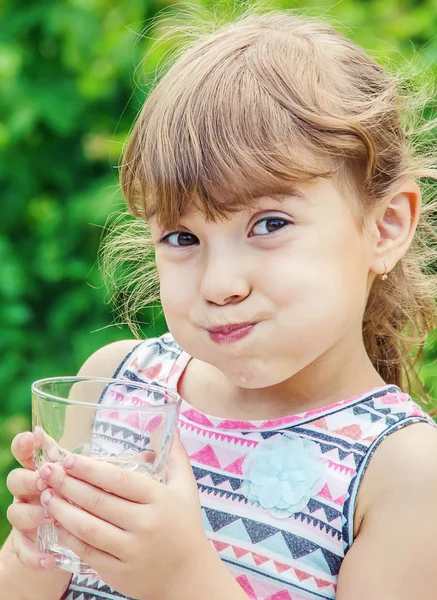 Bicchiere d'acqua bambino. concentrazione selettiva. natura . — Foto Stock