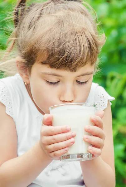 Barnet dricker mjölk och kakor. Selektivt fokus. — Stockfoto