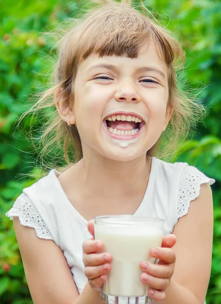 Das Kind trinkt Milch und Kekse. Selektiver Fokus. — Stockfoto