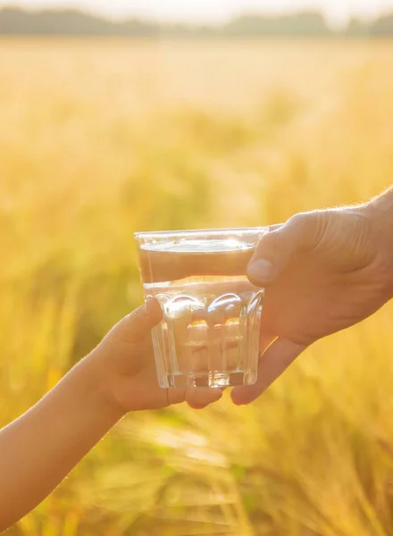 Sang ayah memberi anak segelas air. Fokus selektif . — Stok Foto