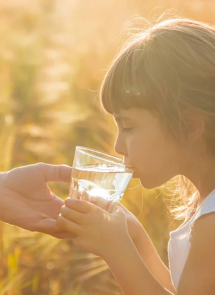 Il padre dà al bambino un bicchiere d'acqua. Focus selettivo . — Foto Stock