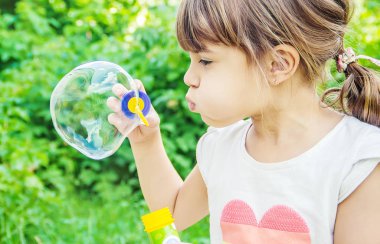 Çocuklar kabarcıklar üfleme vardır. Seçici odak.