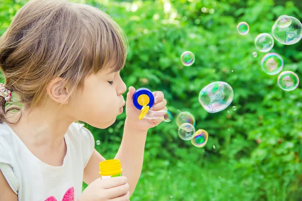 A gyerekek a buborékokat. Szelektív összpontosít. — Stock Fotó