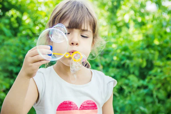 I bambini stanno soffiando bolle. Focus selettivo . — Foto Stock
