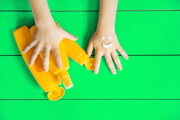 Sonnencreme auf der Hand eines Kindes. Selektiver Fokus. — Stockfoto