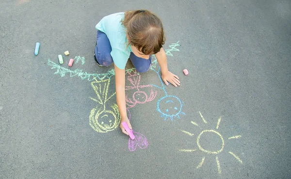 Barn drar en familj på trottoaren med krita. Selektivt fokus. — Stockfoto