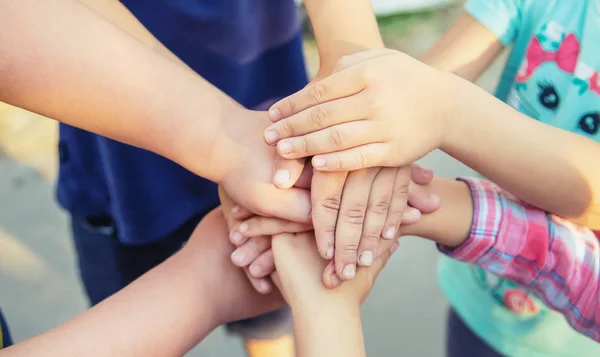 Manos de niños, muchos amigos, juegos. Enfoque selectivo — Foto de Stock