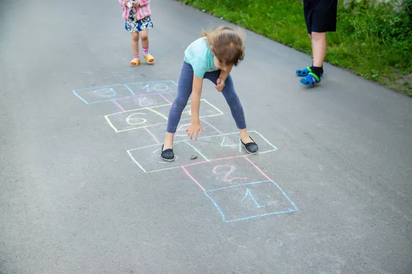 Jeux pour enfants de rue dans les classiques. Concentration sélective . — Photo