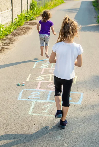 Juegos de niños de la calle en clásicos. Enfoque selectivo . —  Fotos de Stock