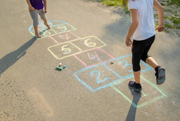 Gatubarnens spel i klassiker. Selektivt fokus. — Stockfoto