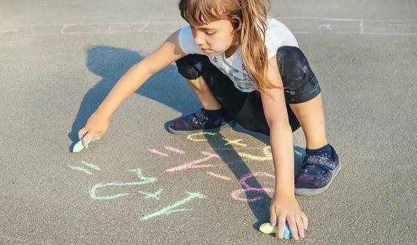 Das Kind grunzt auf dem Asphalt. Selektiver Fokus. — Stockfoto