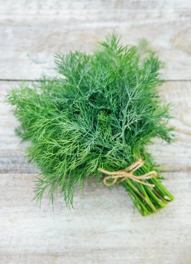 Bahçeden taze ev yapımı yeşillikler. Seçici odaklama.