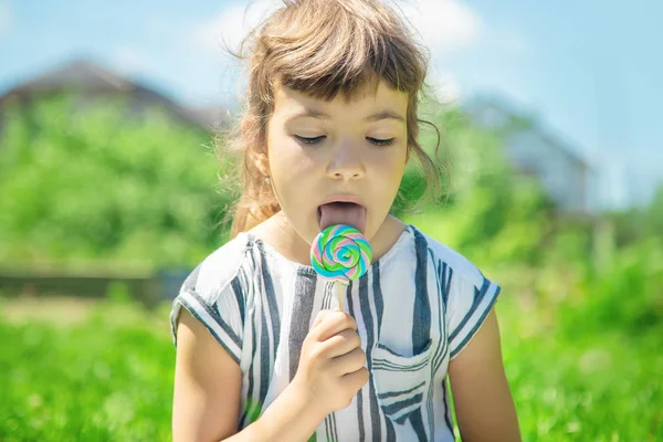 Kind isst Lutscher in der Natur. Selektiver Fokus. — Stockfoto