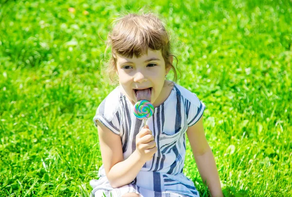 Kind isst Lutscher in der Natur. Selektiver Fokus. — Stockfoto