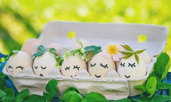 güzel yüzleri ve bir gülümseme ile ev yapımı yumurta. Seçici odaklama.