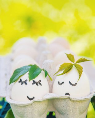 güzel yüzleri ve bir gülümseme ile ev yapımı yumurta. Seçici odaklama.