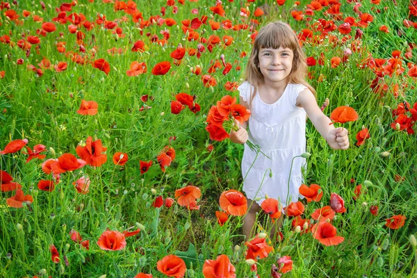 Kindermädchen auf einem Feld mit Mohn. Selektiver Fokus. — Stockfoto