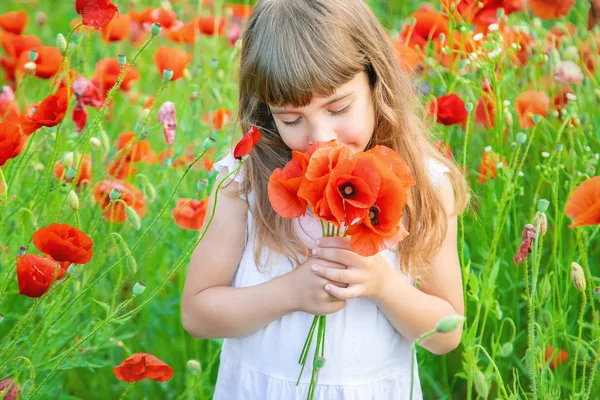 Kindermädchen auf einem Feld mit Mohn. Selektiver Fokus. — Stockfoto