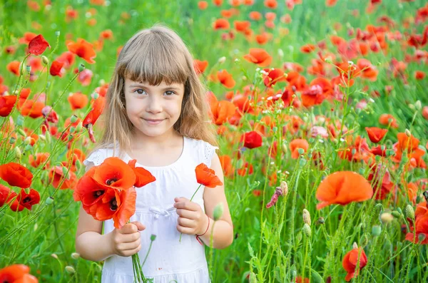 Kindermädchen auf einem Feld mit Mohn. Selektiver Fokus. — Stockfoto