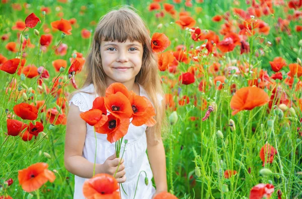 Kindermädchen auf einem Feld mit Mohn. Selektiver Fokus. — Stockfoto