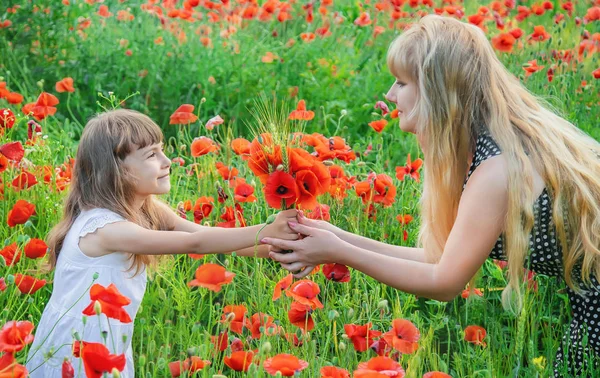 Children girl in a field with poppies. selective focus. — Stock Photo, Image