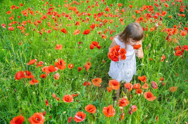 Kindermädchen auf einem Feld mit Mohn. Selektiver Fokus. — Stockfoto