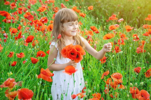 Kindermädchen auf einem Feld mit Mohn. Selektiver Fokus. — Stockfoto