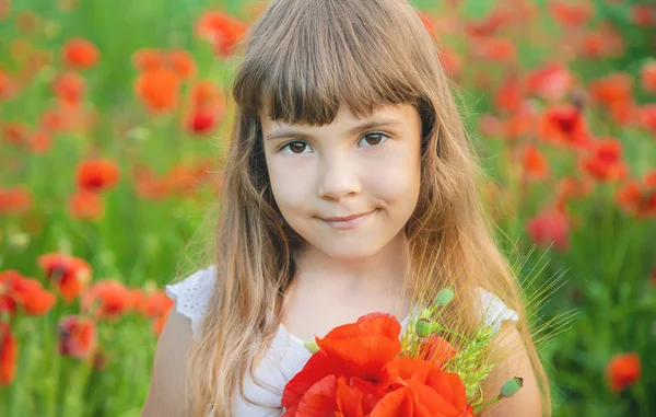 Kindermädchen auf einem Feld mit Mohn. Selektiver Fokus. — Stockfoto