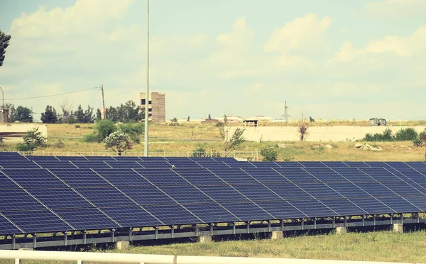 Los paneles solares están al día en el verano. Enfoque selectivo . —  Fotos de Stock