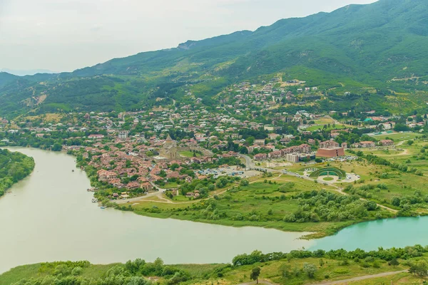 Meraviglie della Georgia. Monastero di Jvari. Vista sul fiume. Focus selettivo . — Foto Stock