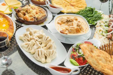 Masada Gürcü yemekleri var. Seçici odaklama.