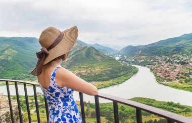 Georgia'nın turistik mekanlarının arka planında kadın gezgin. Jvari manastırının yanında. Seçici odaklama.