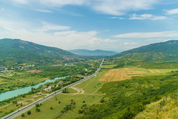 Georgia'nın turistik yerleri. Jvari Manastırı. Nehir Manzarası. Seçici odaklama.