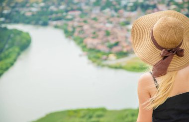 Georgia'nın turistik mekanlarının arka planında kadın gezgin. Jvari manastırının yanında. Seçici odaklama.