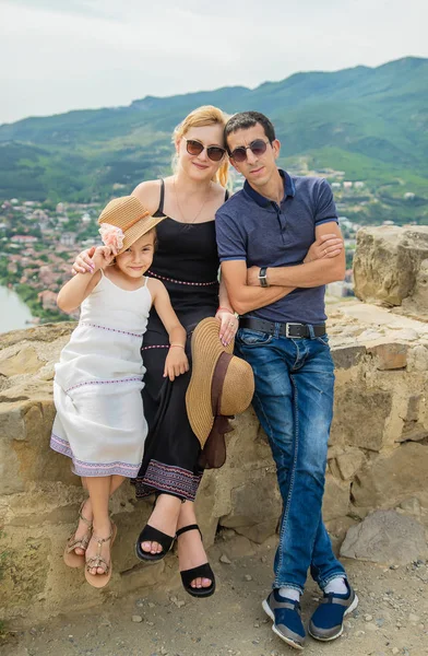 Famiglia sullo sfondo delle attrazioni della Georgia. Vicino al monastero Jvari. Focus selettivo . — Foto Stock