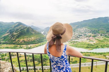 Georgia'nın turistik mekanlarının arka planında kadın gezgin. Jvari manastırının yanında. Seçici odaklama.