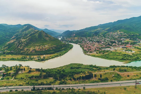 Meraviglie della Georgia. Monastero di Jvari. Vista sul fiume. Focus selettivo . — Foto Stock