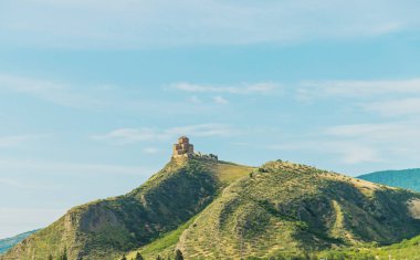 Georgia'nın turistik yerleri. Jvari Manastırı. Nehir Manzarası. Seçici odaklama.