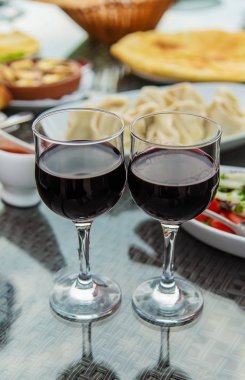 Masada Gürcü yemekleri var. Seçici odaklama.