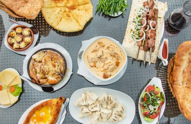 Masada Gürcü yemekleri var. Seçici odaklama.