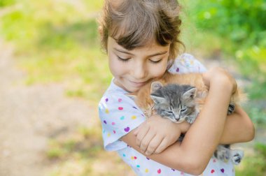 Çocukların elinde küçük kedi yavruları. Seçici odaklama.