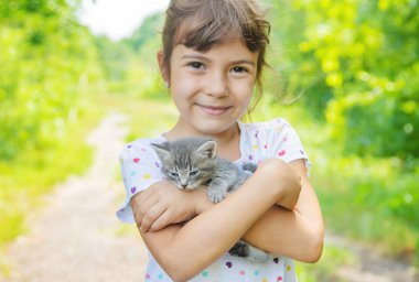 Çocukların elinde küçük kedi yavruları. Seçici odaklama.