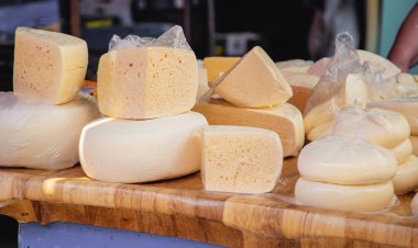 Peynir Gürcü pazarında satılmaktadır. Seçici odaklama.