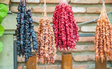 Churchkhela Gürcü pazarında satılmaktadır. Seçici odaklama.