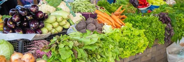 Zeleninu a ovoce se prodávají na gruzínském trhu. Selektivní zaměření. — Stock fotografie