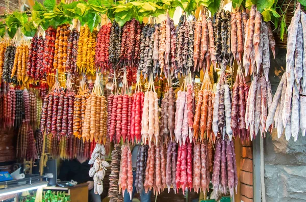 Churchkhela Gürcü pazarında satılmaktadır. Seçici odaklama.