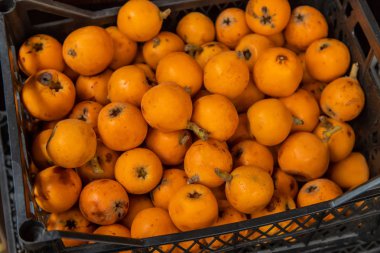 Medlar Gürcistan'da pazarda satıldı. Seçici odaklama.