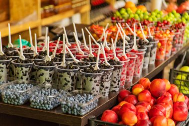 Meyveler Gürcü pazarında satılmaktadır. Seçici odaklama.